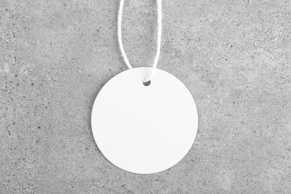 Στρογγυλό Λευκό Καρτελάκι Λευκό Κορδόνι Κοντινό Κενό Χάρτινη Ετικέτα Τιμή — Φωτογραφία Αρχείου