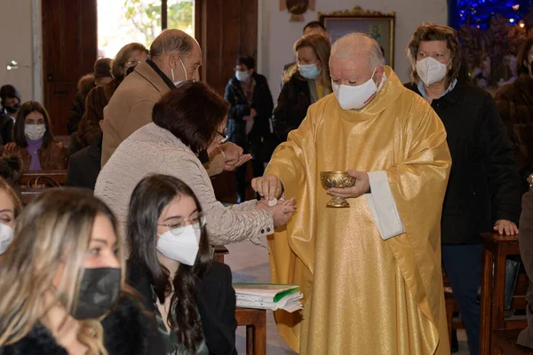 San Pietro Italië Dicembre 2021 Oude Priester Verspreidt Communie Gastheer — Stockfoto