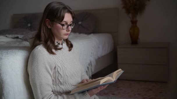Junge Frau Mit Brille Trägt Pullover Liest Buch Gemütlicher Umarmung — Stockvideo