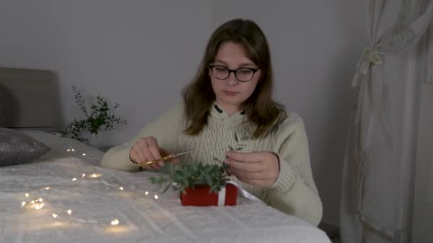 Dziewczyna Okularach Beżowy Sweter Wziąć Gałąź Eukaliptusa Aby Zapakować Prezent — Wideo stockowe