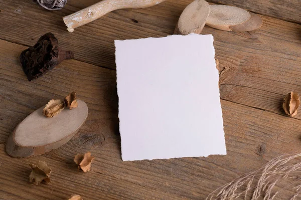 Κάθετη κάρτα mockup με σκισμένες άκρες για πρόσκληση για μακιγιάρισμα γάμου σε ξύλινο ρουστίκ φόντο με boho διακόσμηση — Φωτογραφία Αρχείου