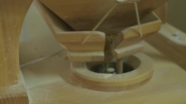 Mulino in legno sta macinando grano integrale su un piccolo produttore di mulini in Puglia — Video Stock