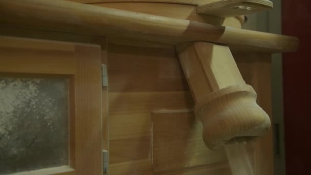 Drewniany młyn mieli pełnoziarnistą pszenicę w małej fabryce w Puglia we Włoszech — Wideo stockowe