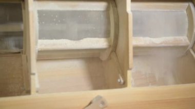 Tahta fabrikası Puglia, İtalya 'daki küçük bir fabrikada tahıl buğdayını öğütüyor.