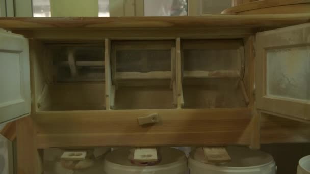 Drewniany młyn mieli pełnoziarnistą pszenicę w małej fabryce w Puglia we Włoszech — Wideo stockowe