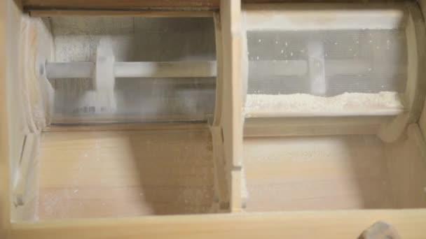 Ξύλινος μύλος αλέθει σιτάρι ολικής αλέσεως σε ένα μικρό μύλο κατασκευαστή στην Πούλια, Ιταλία — Αρχείο Βίντεο