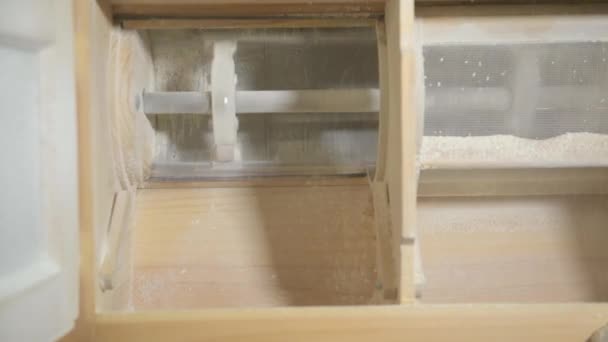 Ξύλινος μύλος αλέθει σιτάρι ολικής αλέσεως σε ένα μικρό μύλο κατασκευαστή στην Πούλια, Ιταλία — Αρχείο Βίντεο