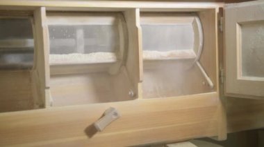 Tahta fabrikası Puglia, İtalya 'daki küçük bir fabrikada tahıl buğdayını öğütüyor.
