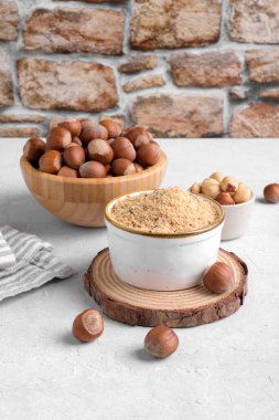 Çiğ organik fındık unu ve fındıklı fındık kabı. Alternatif fındık unu