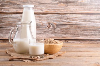 Günlük olmayan vejetaryen karabuğday sütü. Bardakta, şişede ve karabuğday filizli sütte. Vegan karabuğday içeceği, bitki bazlı alternatif süttür. Sebzeler sağlıklı süt ürünü, kopyalama alanı