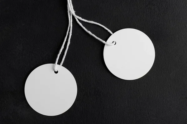 Δύο Λευκές Ετικέτες Λευκό Κορδόνι Μαύρο Φόντο Κενό Χάρτινος Κύκλος — Φωτογραφία Αρχείου