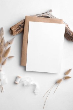 Beyaz arka planda, zarflı ve boho desenli düğün davetiyesi maketi. Bebek partisi ve gelin duşu modeli. Asgari bohem tarzı dikey boş kart modeli, teşekkür kartı, tebrik kartı, tebrik kartı