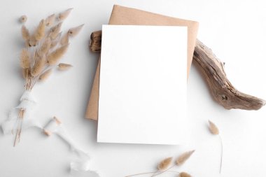 Beyaz arka planda, zarflı ve boho desenli düğün davetiyesi maketi. Bebek partisi ve gelin duşu modeli. Asgari bohem tarzı dikey boş kart modeli, teşekkür kartı, tebrik kartı, tebrik kartı