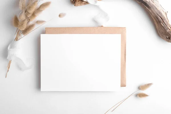 Χαρτικά Γάμου Πρόσκληση Κάρτα Mockup 7X5 Λευκό Φόντο Envelope Και — Φωτογραφία Αρχείου