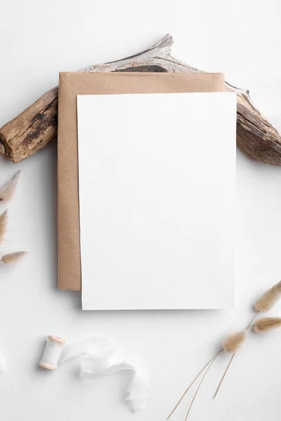 Γαμήλια Πρόσκληση Κάρτα Mockup 5X7 Λευκό Φόντο Envelope Και Boho — Φωτογραφία Αρχείου