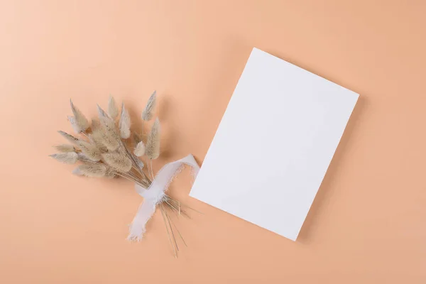 Hochzeitsbriefpapier Einladungskarte Attrappe 5X7 Auf Neutralem Beige Hintergrund Mit Boho — Stockfoto