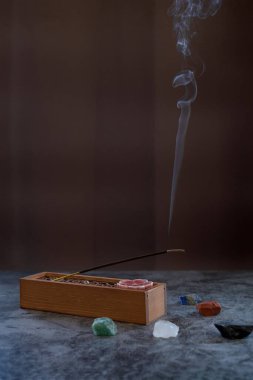 Meditasyon için yanık aromatik tütsü çubuğu ve doğal sihirli kristallerle gevşetme. Yoga konsepti için Aromaterapi dumanı