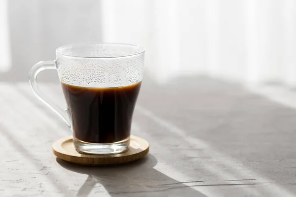 Прозора Чашка Гарячого Пива Чорна Кава Ранковими Тінями Сонячними Променями — стокове фото