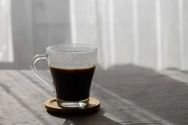Прозора Чашка Гарячого Пива Чорна Кава Ранковими Тінями Сонячними Променями — стокове фото
