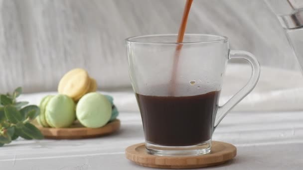 Taze Demlenmiş Kahve Şeffaf Bir Kahve Bardağına Dökülüyor Makaronlar Okaliptüs — Stok video