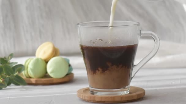 Süt Şeffaf Bir Kahve Fincanında Taze Bir Kahveye Dökülüyor Makaronlar — Stok video