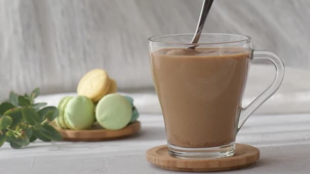 Şeker Bir Kaşıktan Şeffaf Bir Fincan Sütlü Kahveye Dökülüyor Yavaş — Stok video