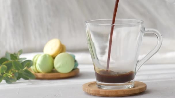 Café Recién Hecho Vierte Una Taza Café Transparente Cerca Hay — Vídeos de Stock