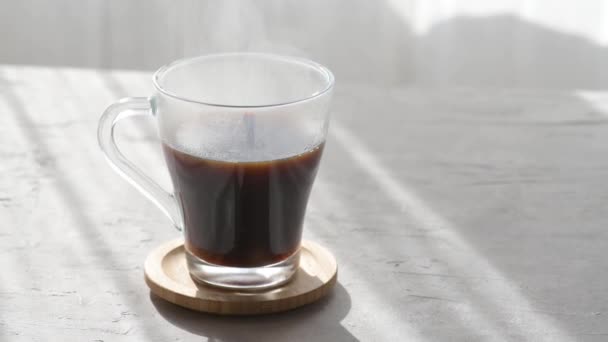 Ångande Varm Kaffekopp Morgonen Skuggor Och Solstrålar Genom Fönstret Grått — Stockvideo