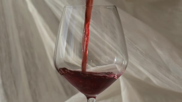 Vino Tinto Que Vierte Copa Vino Sobre Fondo Textil Beige — Vídeo de stock