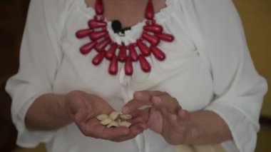 4K yaşlı kadının elleri dokunuyor ve el yapımı apulian usulü makarna gösteriyor, yakın plan. Puglia, İtalya