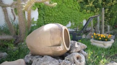 4k el yapımı eski seramik amforo Puglia kırsalında geleneksel kil el işi konteynırında bahçe yapmak için kullanılıyor. Apulian masseria evi dış dekorasyon, Salento, İtalya