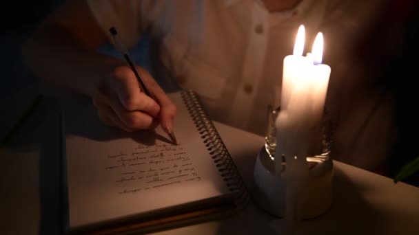 Девушка Пишет Блокноте Поэзию Мерцающими Свечами Света Писать Стихи Вдохновение — стоковое видео