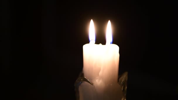 4K两根蜡烛在燃烧 无缝地循环画面 在黑色背景上有复制空间 漫漫长夜的白色烛焰 — 图库视频影像