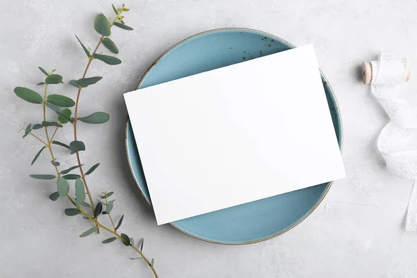 Wedding stationery invitation card mockup 7x5 on grey background with eucalyptus, Menu card mockup with table setting — стоковое фото
