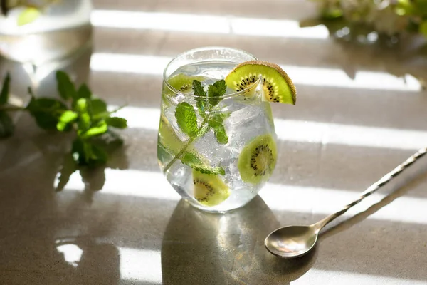 Kiwi mojito cocktail or caipirinha drink recipes with mint and ice in glasses close up. Summer cold drink kiwi lemonade — Stock Photo, Image