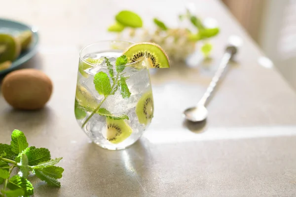 Kiwi mojito cocktail or caipirinha drink recipes with mint and ice in glasses close up. Summer cold drink kiwi lemonade — Stock Photo, Image
