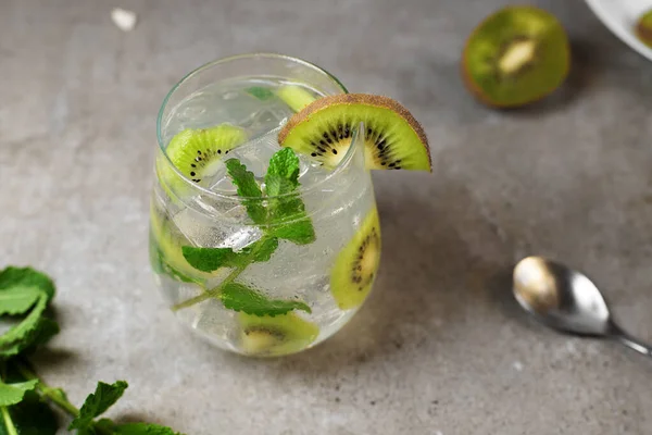 Киви мохито коктейль или Кайпиринья пить рецепты с мятой и льдом в очках крупным планом. Летний лимонад киви — стоковое фото