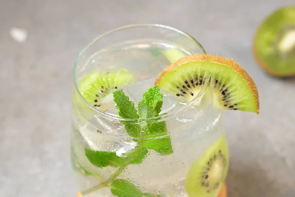 Киви мохито коктейль или Кайпиринья пить рецепты с мятой и льдом в очках крупным планом. Летний лимонад киви — стоковое фото