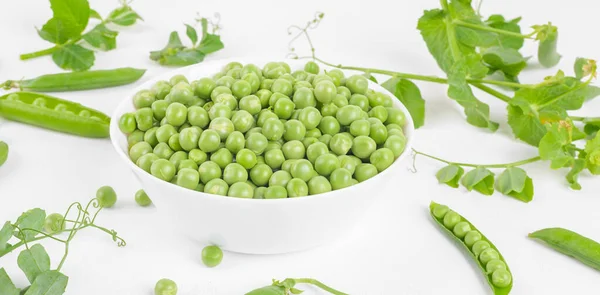 Fresh Organic Raw Green Peas White Bowl Peas Plants Leaves — ストック写真