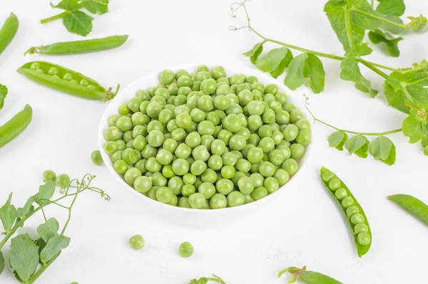 Fresh Organic Raw Green Peas White Bowl Peas Plants Leaves — ストック写真