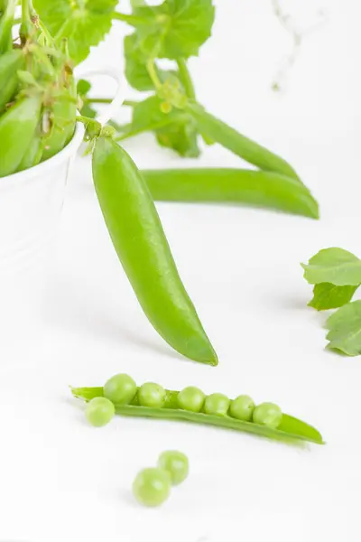 Fresh Organic Raw Green Peas Pods Bowl Plants Leaves White — ストック写真