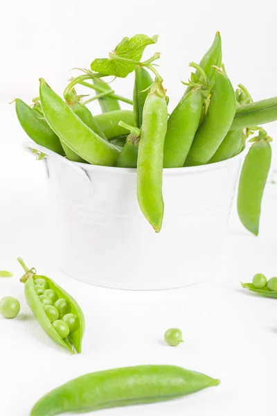 Fresh Organic Raw Green Peas Pods Bowl Plants Leaves White — ストック写真