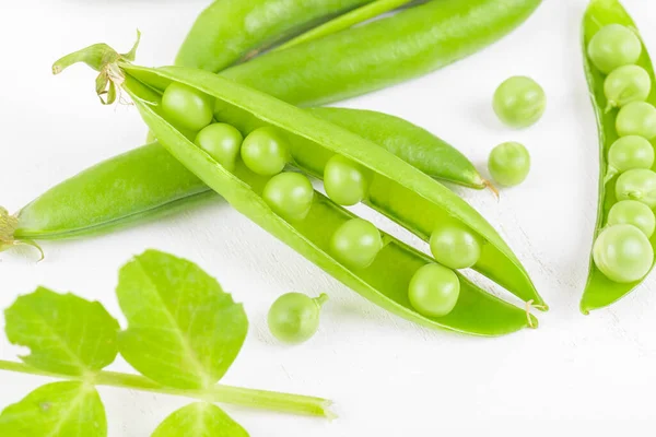 Fresh Organic Raw Green Opened Peas Pod White Background Healthy — ストック写真