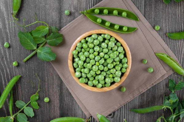 Fresh Organic Raw Green Peas Bowl Peas Plants Leaves Dark — ストック写真