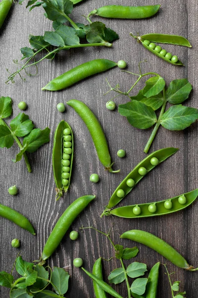 Fresh Organic Raw Green Peas Pods Peas Plants Leaves Dark — стоковое фото