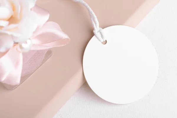 Ronde Gift Tag Mockup Met Beige Bruiloft Gunst Een Witte — Stockfoto