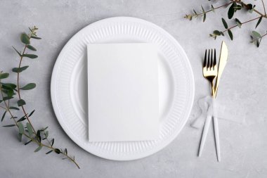 Düğün davetiyesi maketi 5x7 beyaz klasik plaka üzerinde okaliptüslü gri arka plan, şenlikli düğün ya da doğum günü masası ayarlı menü kartı modeli. En az boş kart modeli