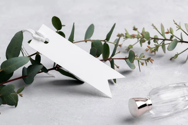 Rechteckstreifen Weiße Geschenkanhänger Attrappe Mit Eukalyptusblättern Auf Grauem Hintergrund Etikettenanhänger — Stockfoto