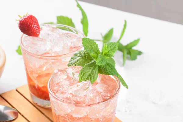 Koude Zomer Aardbeiencocktail Mojito Margarita Daiquiri Twee Glazen Met Verse — Stockfoto