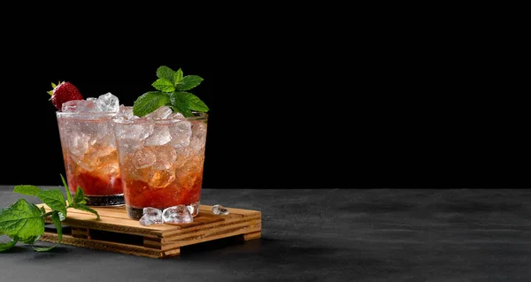 Cold Summer Strawberry Cocktail Mojito Margarita Daiquiri Two Glasses Fresh — Stock Photo, Image